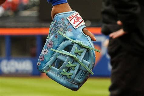 lindor gucci glove cost|francisco lindor glove pattern.